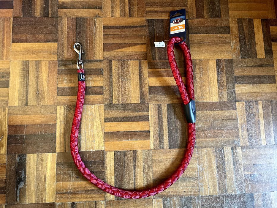 Trelas Trixie vermelhas para cão grande + porta-saco para cocós