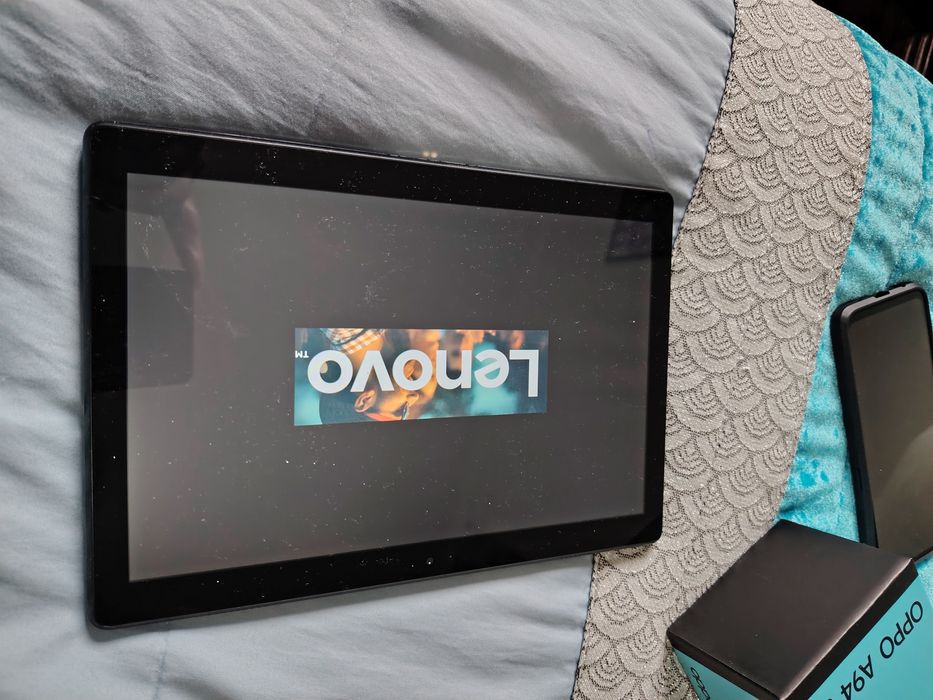 Tablet Lenovo com capa protetora
