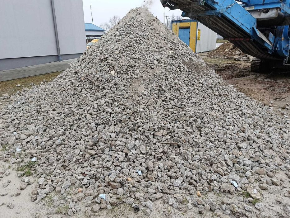Usługa kruszarką Płock, kruszenie tłucznia betonowego, kamiennego