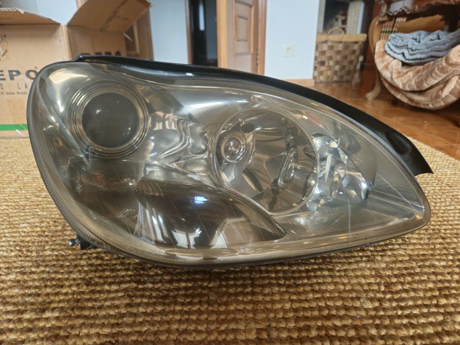 Faróis Mercedes-Benz