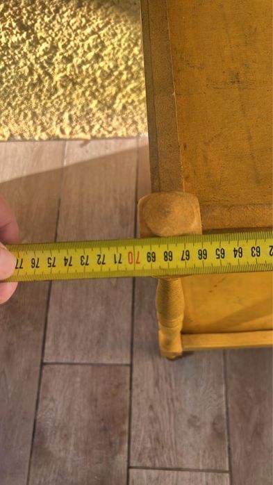 Bar amarelo em madeira