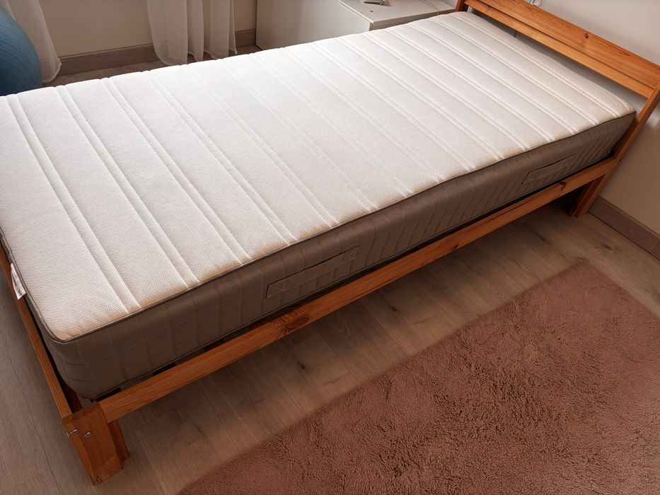 Cama solteiro Neiden IKEA(90*200) com estrado e colchão