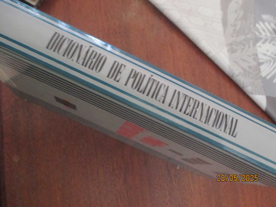 2 dicionários -Dicionário de economia e de política internacional