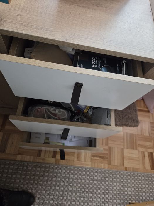 Aparador sofisticado com  4 divisões e 3 gavetas