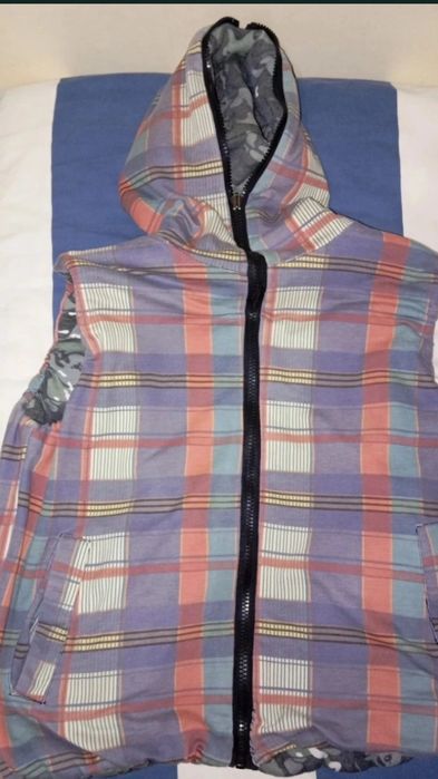 Colete reversível com capuz