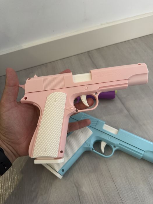 Arma de brincar estilo Colt