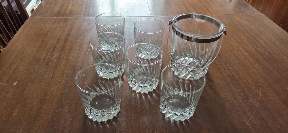Conjunto de copos e balde de gelo