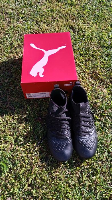 Chuteiras Puma + caneleiras
