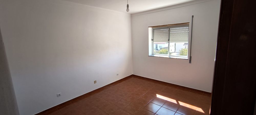 Alugo Apartamento T2  - Estação Parque de Exposições, Lousã
