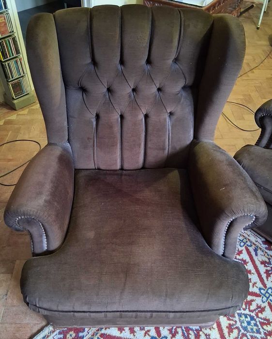 Ofereço Jogo de sofás (um triplo e dois individuais)