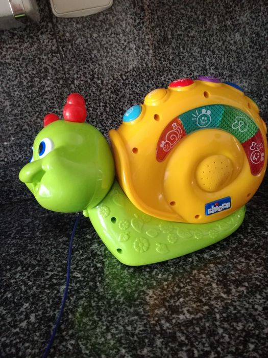 Brinquedo Chico (caracol musical com rodas)