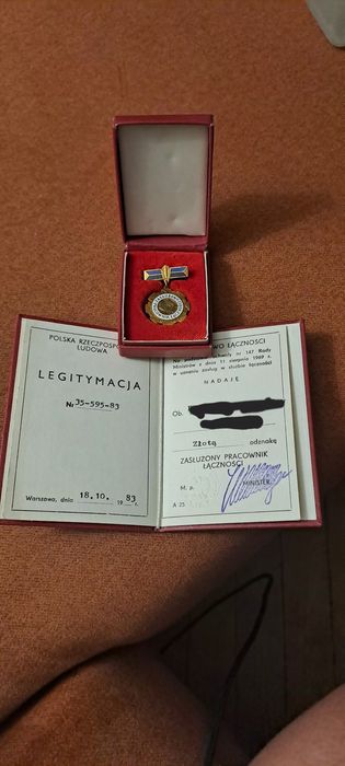 Odznaka Zasłużony Pracownik Łączności PRL w etui / Pudełko  wraz z imienną legitymacją.