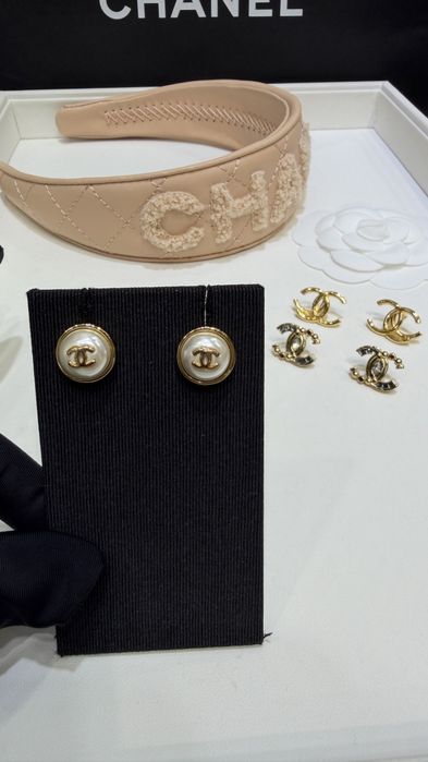 CHANEL® Luksusowe perły CC® kolczyki ekskluzywna biżuteria