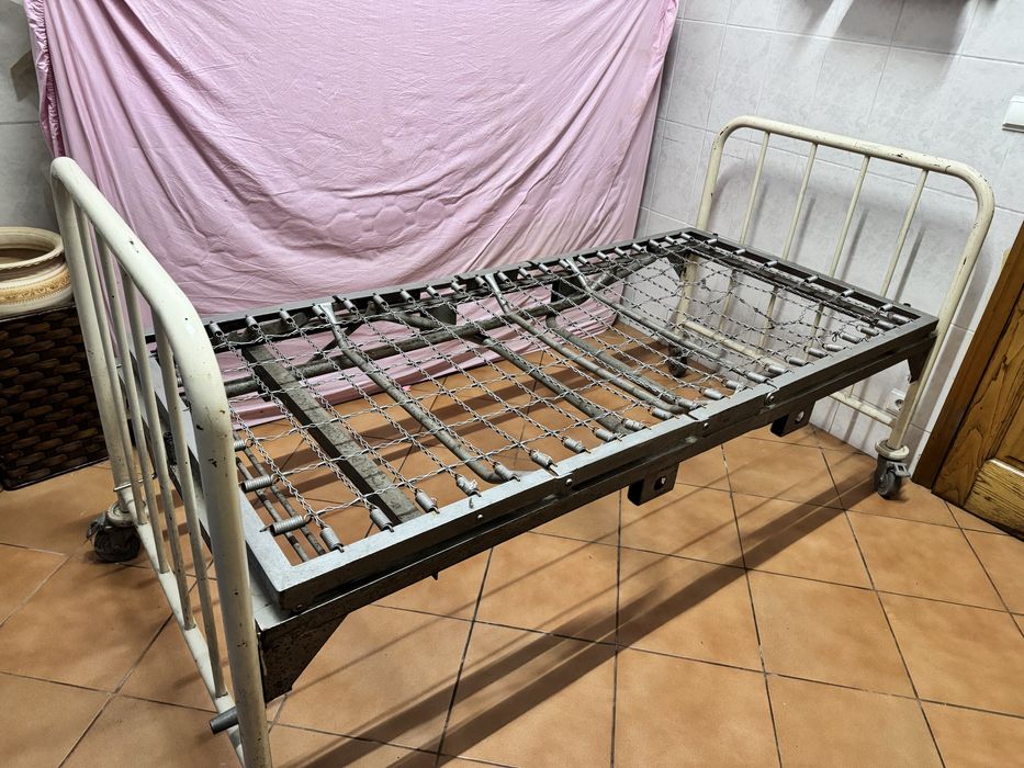 Cama hospitalar.