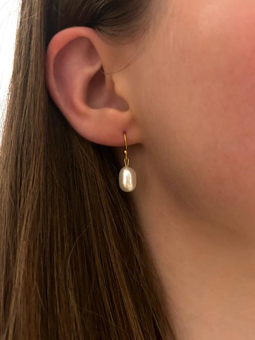 Kolczyki pozłacane z dużą naturalną perłą