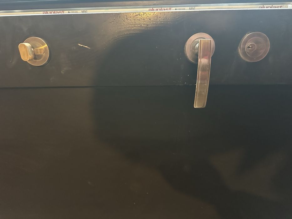 Drzwi wejściowe po demontażu z ościeżnicą