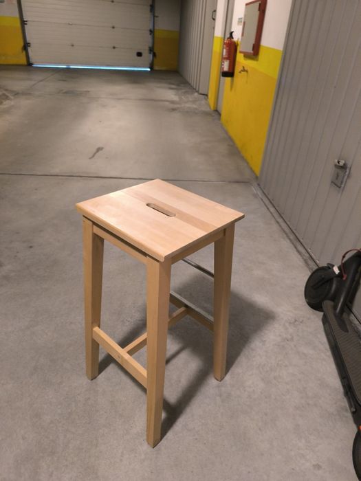 Banco IKEA, de madeira de pinho