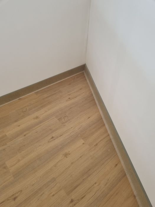 Instalação de portas interiores e colocação de piso