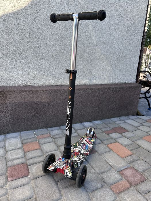 Дитячий самокат.