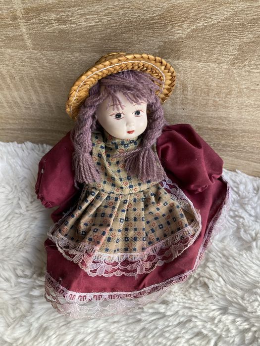 Mała porcelanowa laleczka Vintage