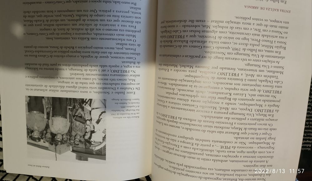 Fotobiografia de Marcelo Rebelo de Sousa e seu pai autografado pelos 2