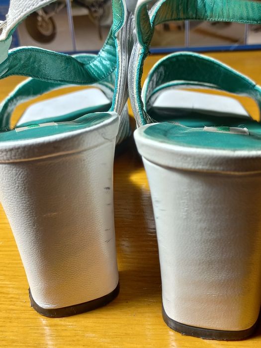 Sandałki srebrno białe że skóry 38