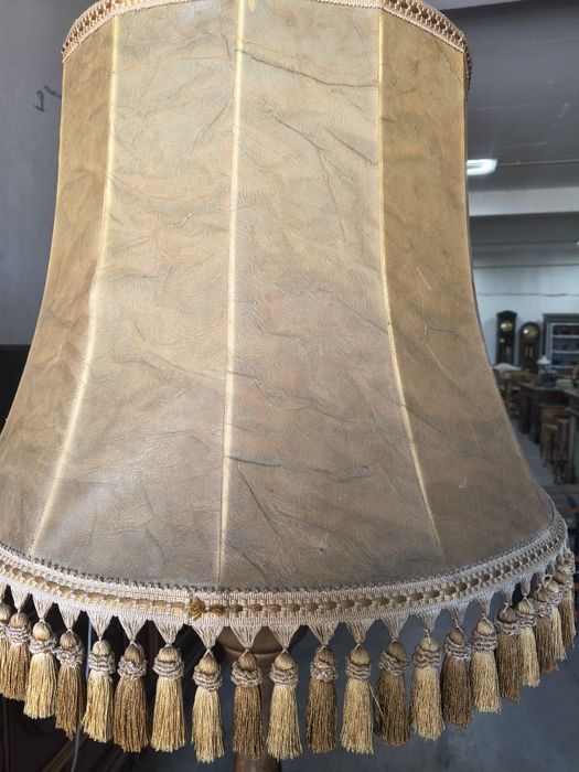 Lampa stojąca z drewna  orzechowego