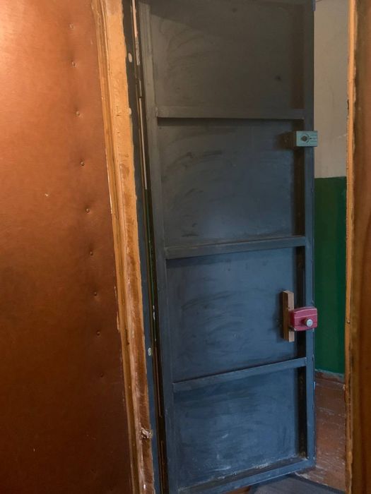 Продам хорошую входную металлическую дверь