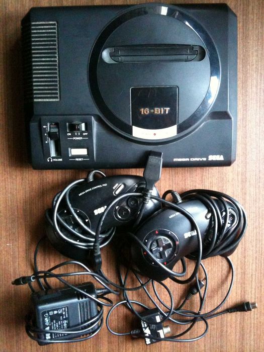 Приставку Sega Mega Drive 1 (PAL) с двумя геймпадами и SCART