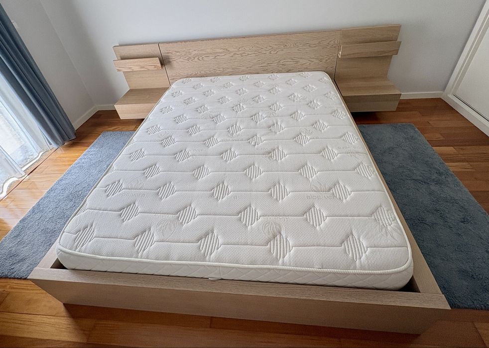 Cama de casal Malm Ikea + mesas + estrado + colchão
