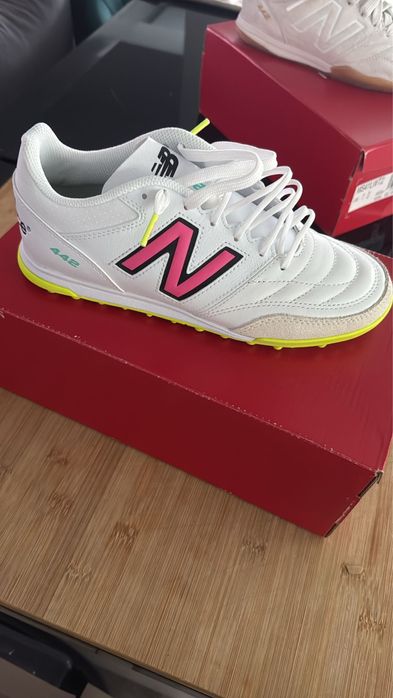 Vendo tenis novos , nunca usados. Originais. Cada par 50€.