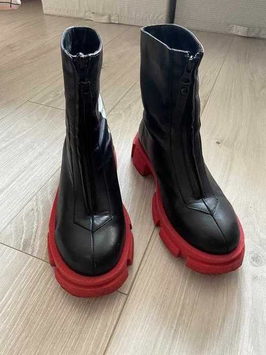 Стильні чорні черевики з червоною підошвою te.shoes