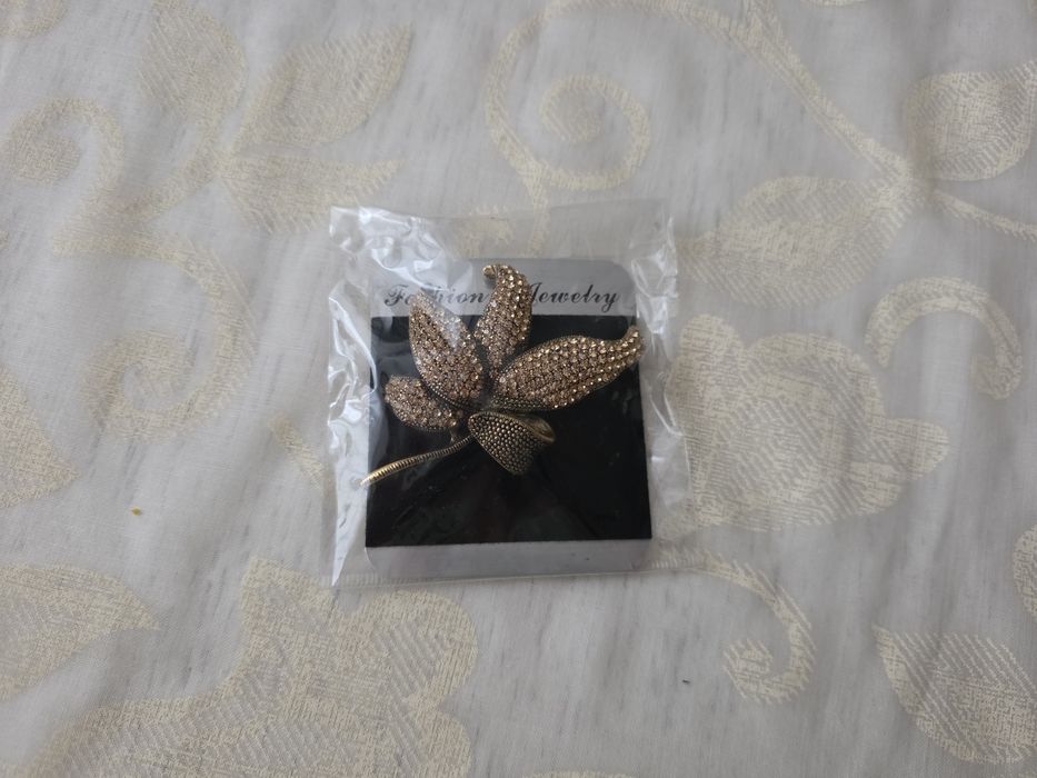 Брошка у вигляді квітки з камінцями,нова.