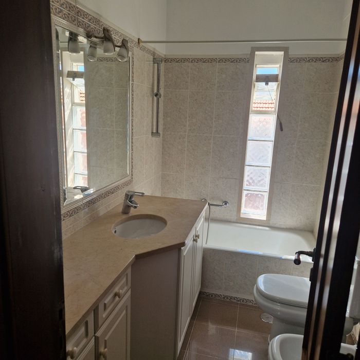 Aluga-se moradia T3  Caselas / Restelo lo