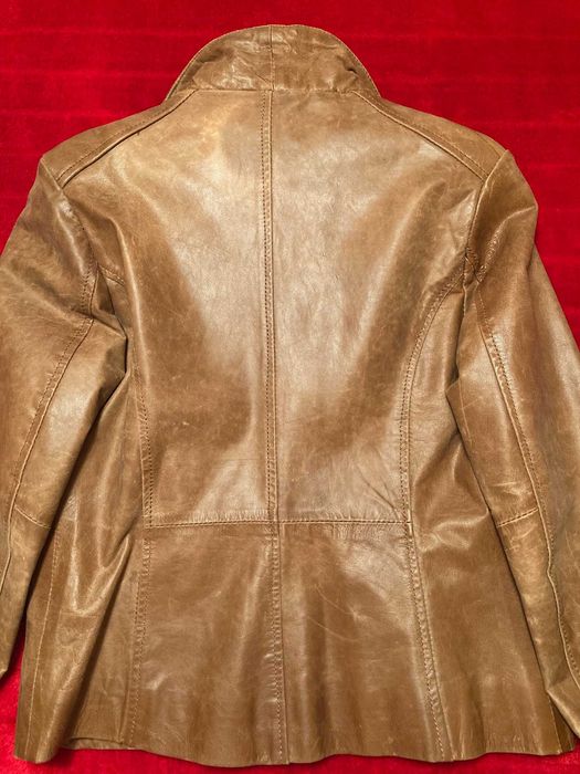 Blusão de senhora, em pele.