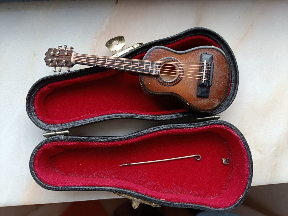 Miniatura guitarra acústica