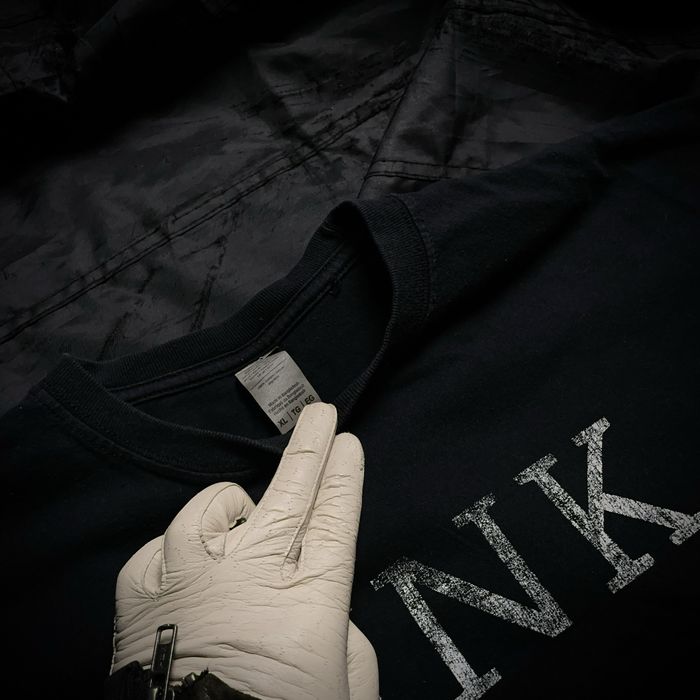 Gildan Pink Floyd “The Dark Side of the Moon” Cropped T-shirt