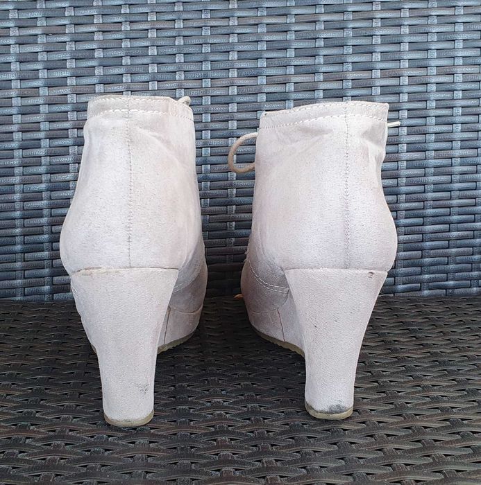 Pudrowe botki na koturnie sneakersy Graceland 38