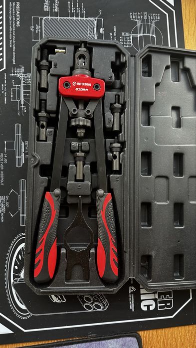 Пістолет для різьбових заклепок