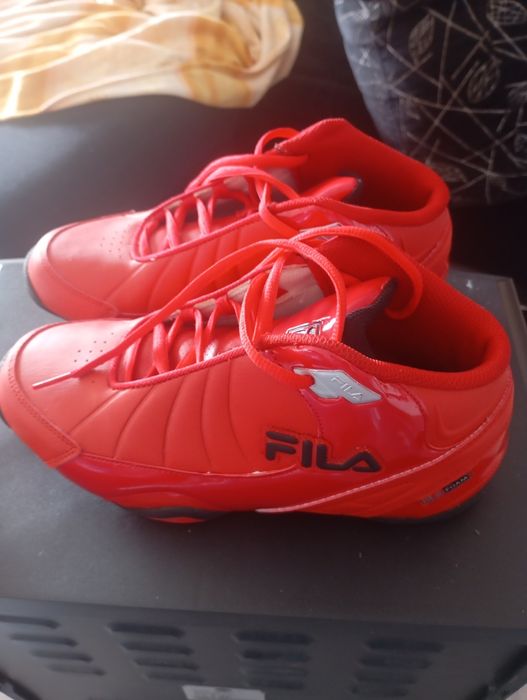 Tênis de basquetebol vermelhas da Fila.