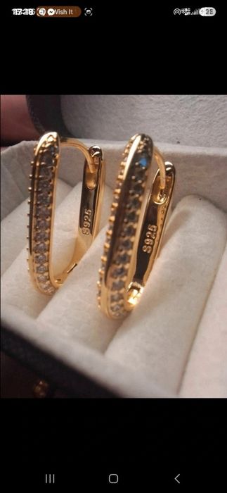 Brincos dourados com zirconias brilhantes