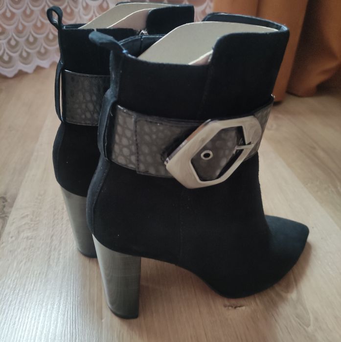 Nowe Caprice skórzane botki zamszowe czarne z klamrą 38 (5) Nowe