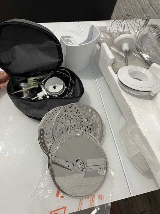 Кухонний комбайн Bosch MUM 58259 Serie 4 з насадками