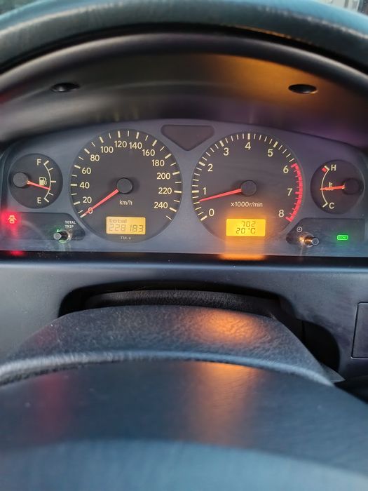 Продам машину Тайота Авенсис