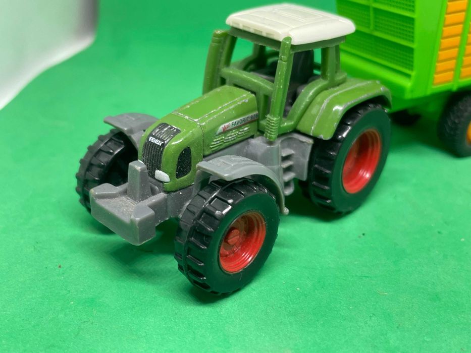 Siku traktor fendt plus przyczepa 1 87