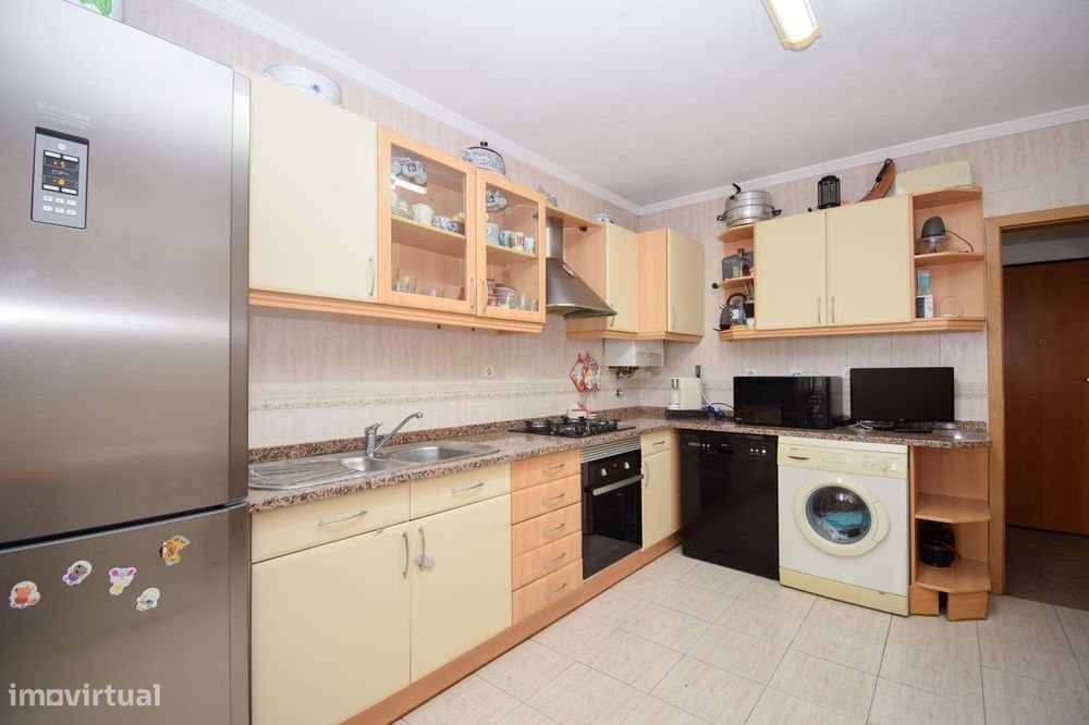 T3 Duplex 116m no Carregado em urbanização tranquila com acesso direto