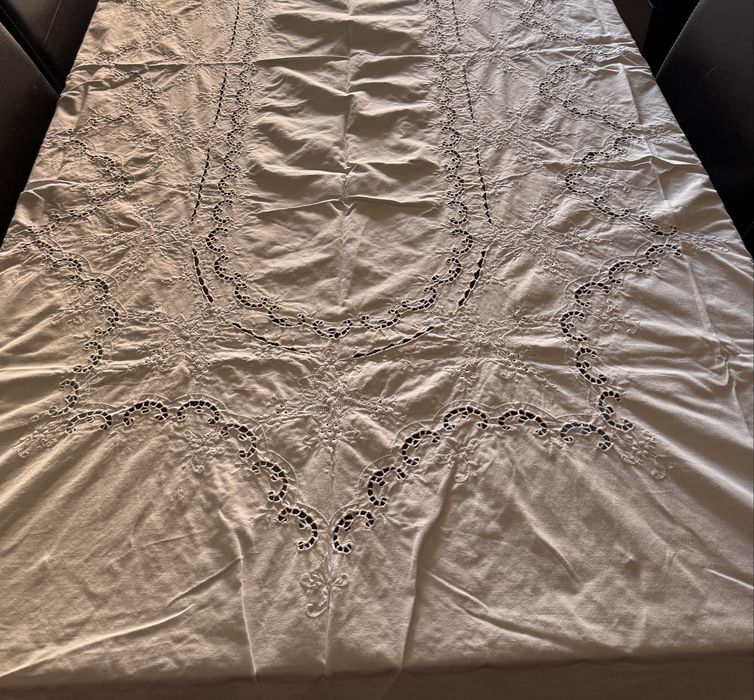 Toalha de Mesa Bordada em Algodão – 244 × 160 cm