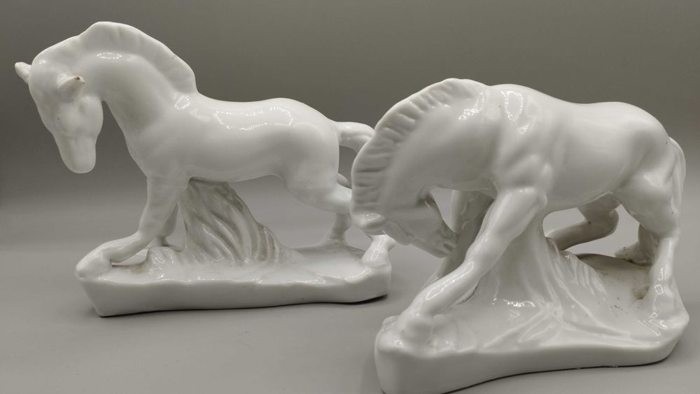 2 cavalos brancos em porcelana