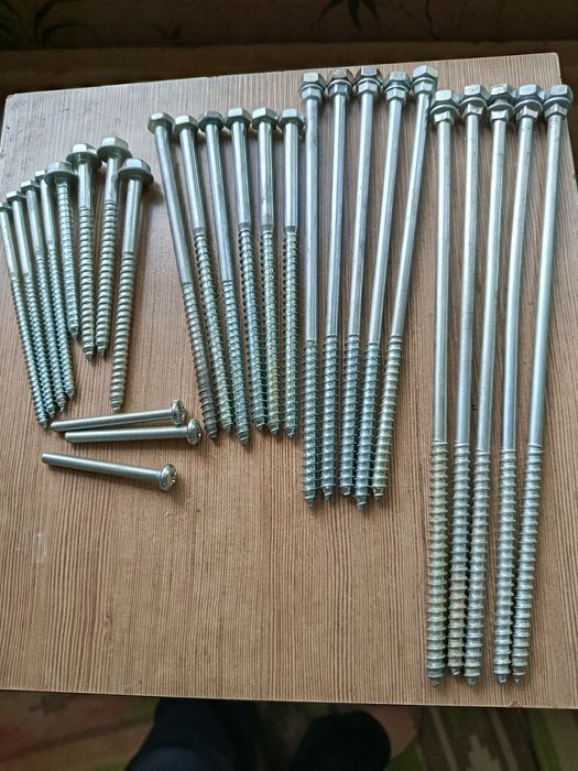 Винти з шестигранними гайками