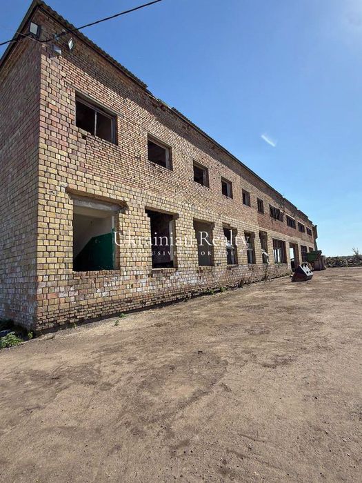 Продаж цілісного майнового комплексу загальною площею 3048 м² + ділянка 3.7 га. Колишній тракторний стан.